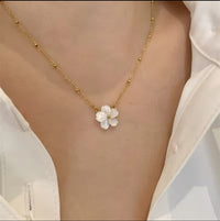 Flower Concha Necklace