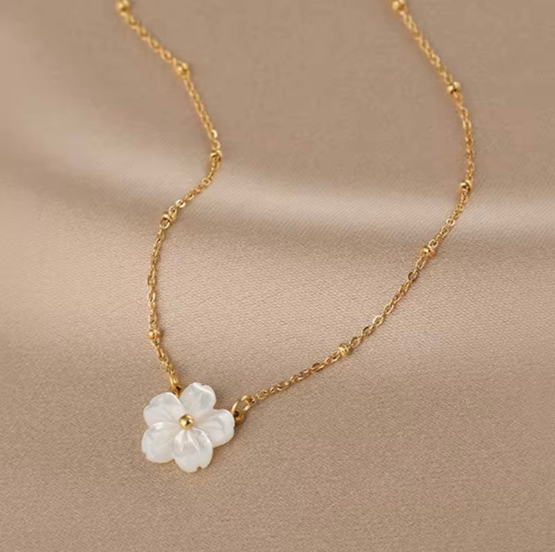 Flower Concha Necklace